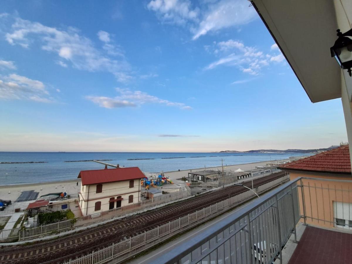 Appartamento Fronte Mare 팔코나라마리티마 외부 사진
